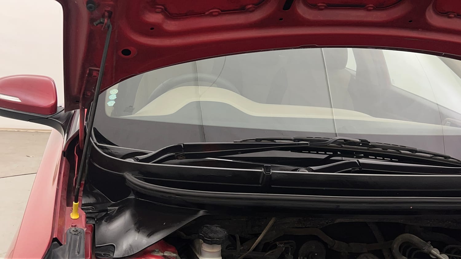 Used 2014 Hyundai Elite i20 Asta 1.2 Petrol Manual engine ENGINE RIGHT SIDE HINGE & APRON VIEW