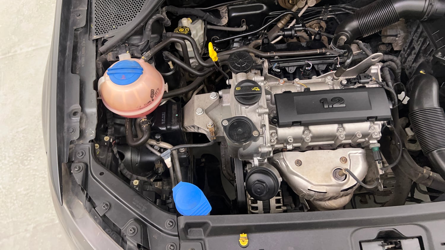 Used 2015 Volkswagen Polo Highline1.2L (P) Petrol Manual engine ENGINE RIGHT SIDE VIEW