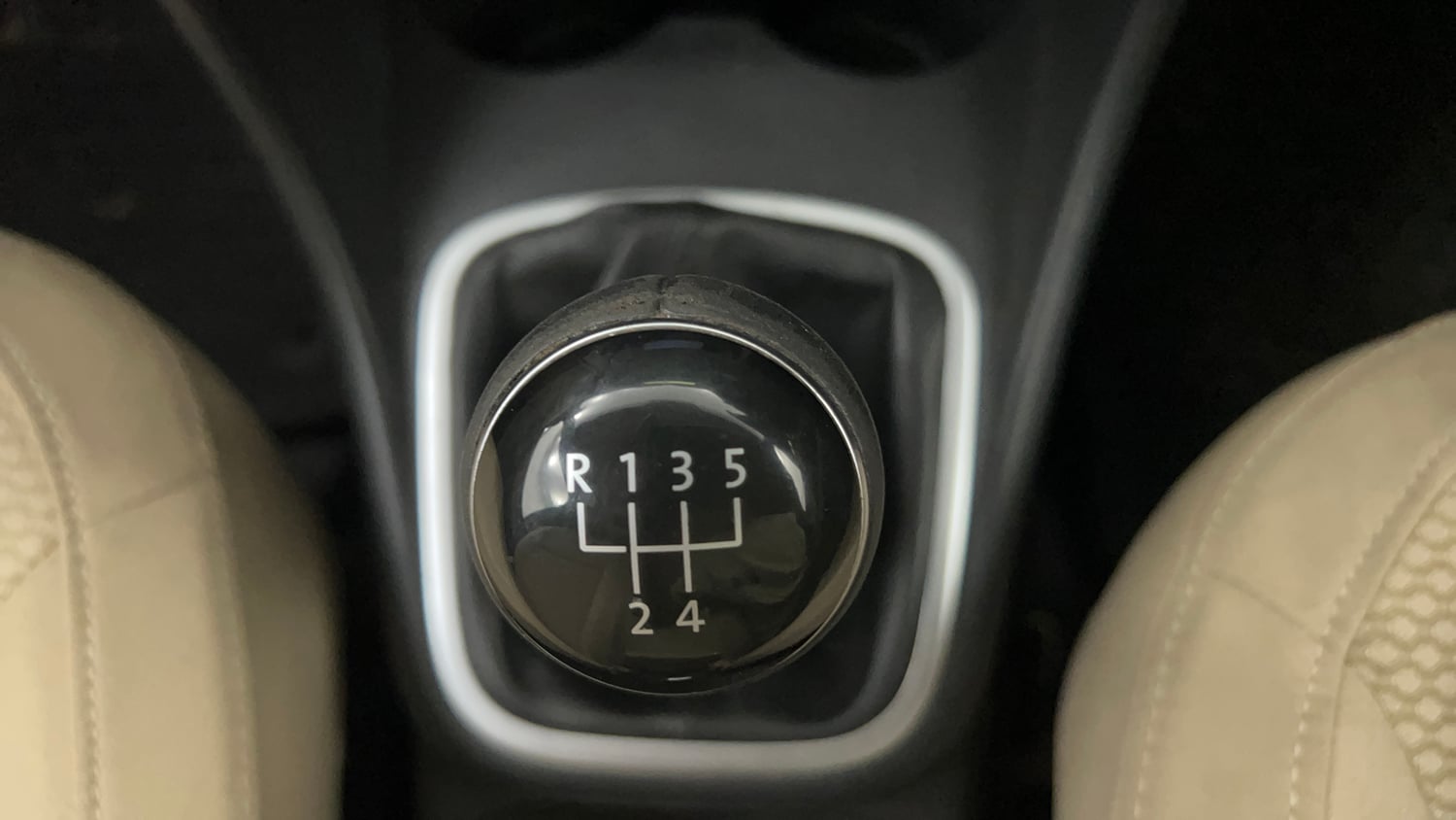 Used 2015 Volkswagen Polo Highline1.2L (P) Petrol Manual interior GEAR  KNOB VIEW