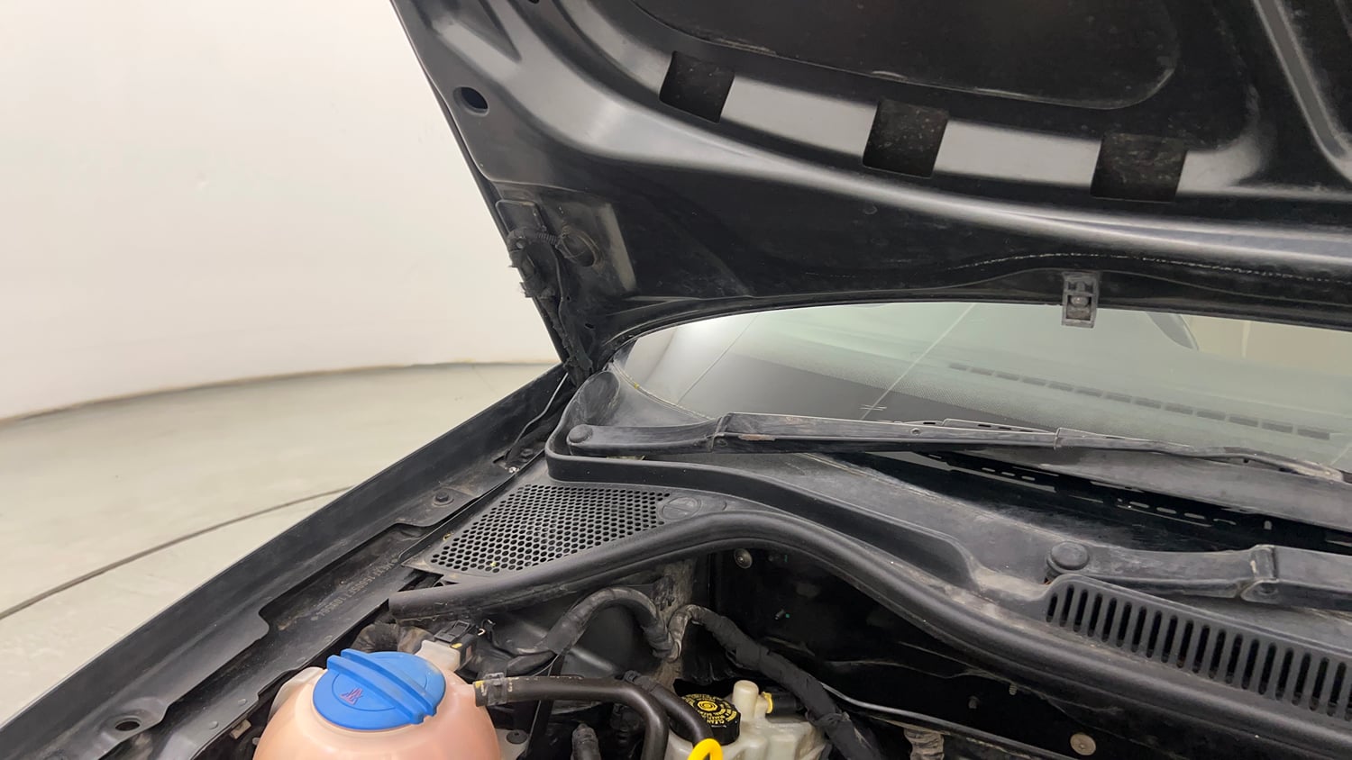 Used 2015 Volkswagen Polo Highline1.2L (P) Petrol Manual engine ENGINE RIGHT SIDE HINGE & APRON VIEW