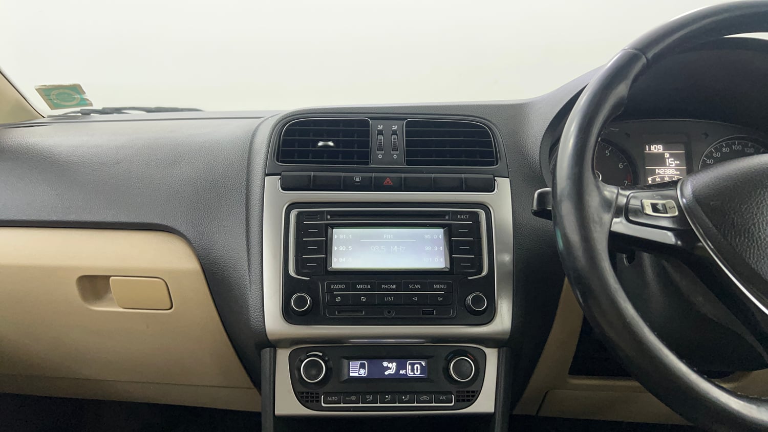 Used 2015 Volkswagen Polo Highline1.2L (P) Petrol Manual interior MUSIC SYSTEM & AC CONTROL VIEW