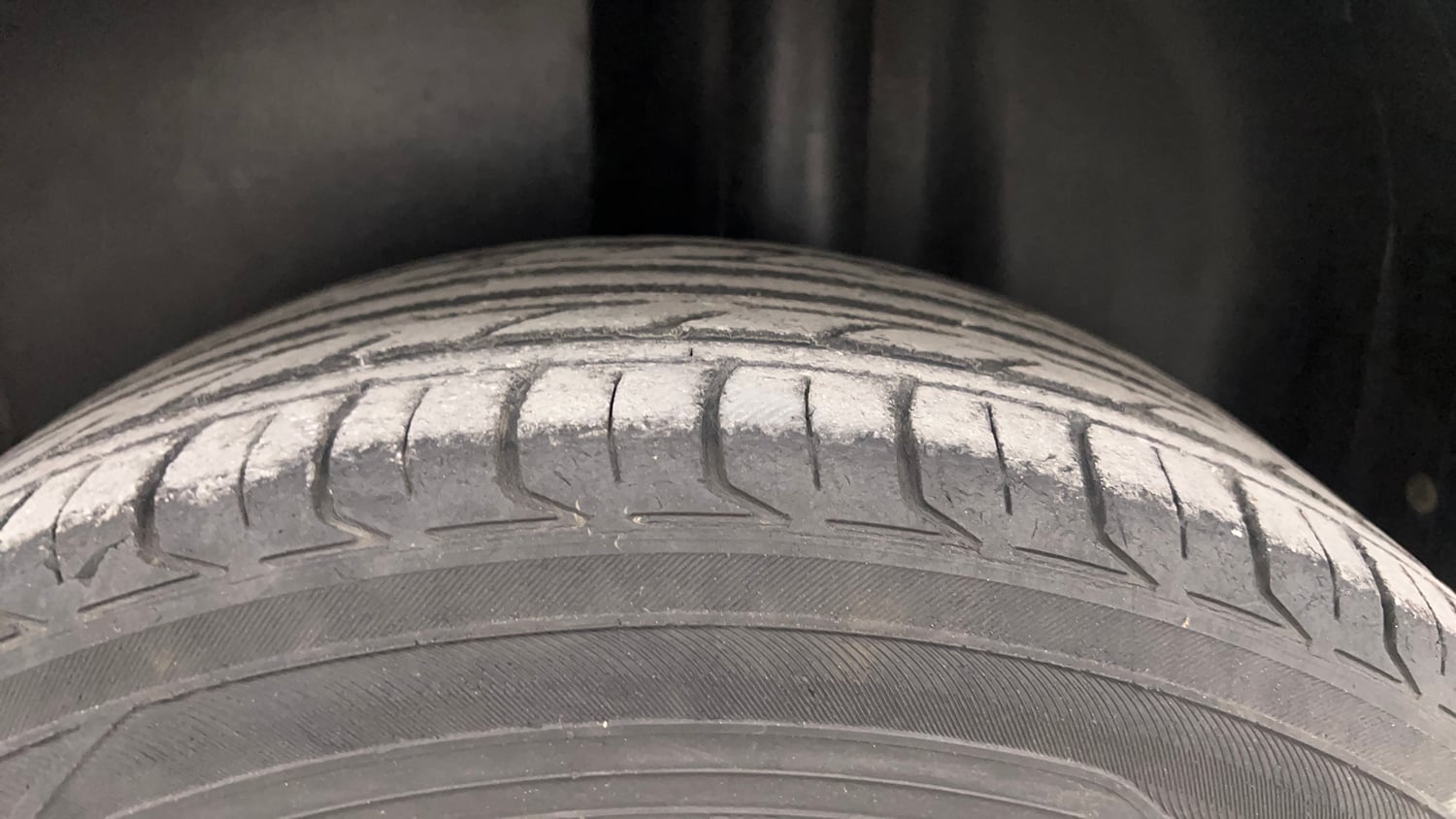 Used 2015 Volkswagen Polo Highline1.2L (P) Petrol Manual tyres LEFT REAR TYRE TREAD VIEW