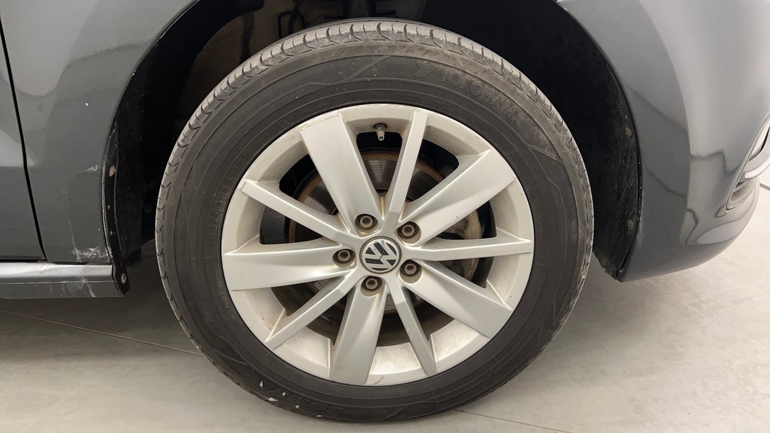 Used 2015 Volkswagen Polo Highline1.2L (P) Petrol Manual tyres RIGHT FRONT TYRE RIM VIEW