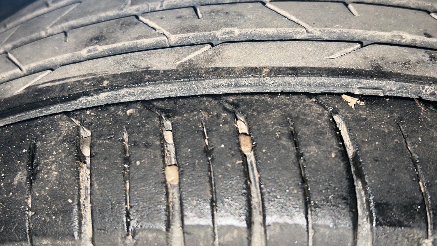 Used 2022 Skoda Slavia Ambition 1.0L TSI AT Petrol Automatic tyres LEFT FRONT TYRE TREAD VIEW
