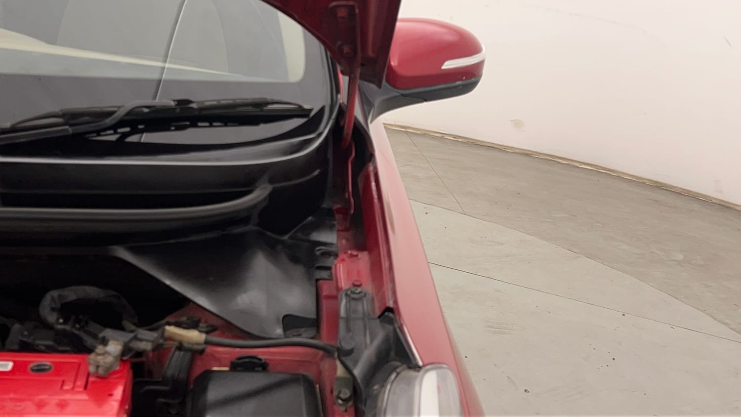 Used 2014 Hyundai Elite i20 Asta 1.2 Petrol Manual engine ENGINE LEFT SIDE HINGE & APRON VIEW