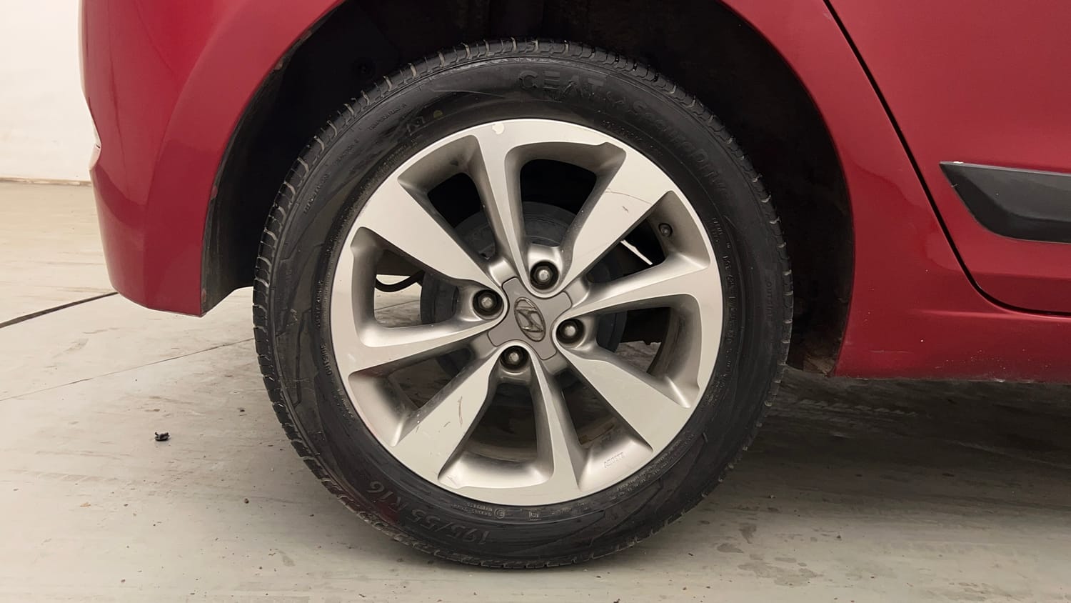 Used 2014 Hyundai Elite i20 Asta 1.2 Petrol Manual tyres RIGHT REAR TYRE RIM VIEW