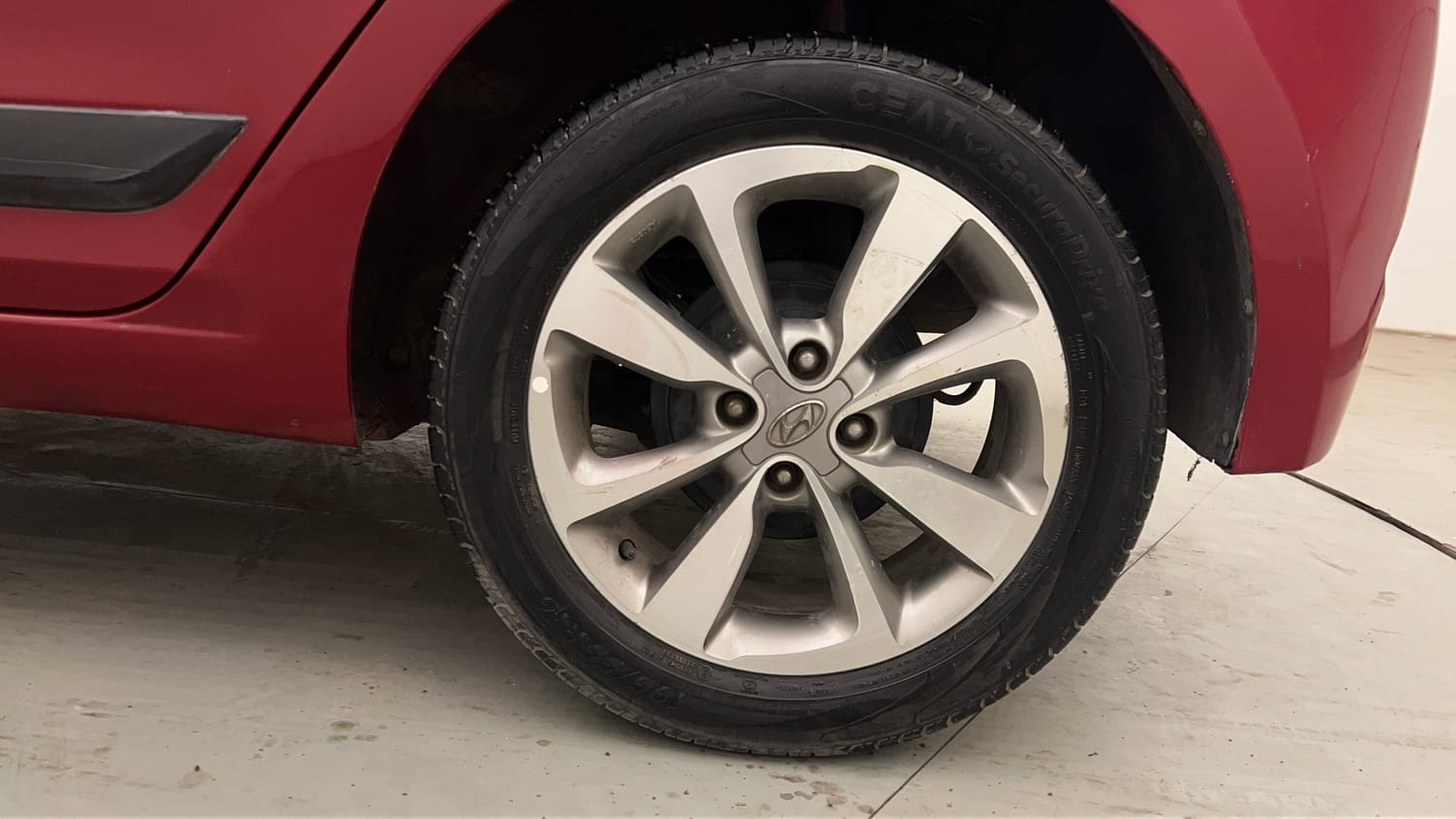 Used 2014 Hyundai Elite i20 Asta 1.2 Petrol Manual tyres LEFT REAR TYRE RIM VIEW