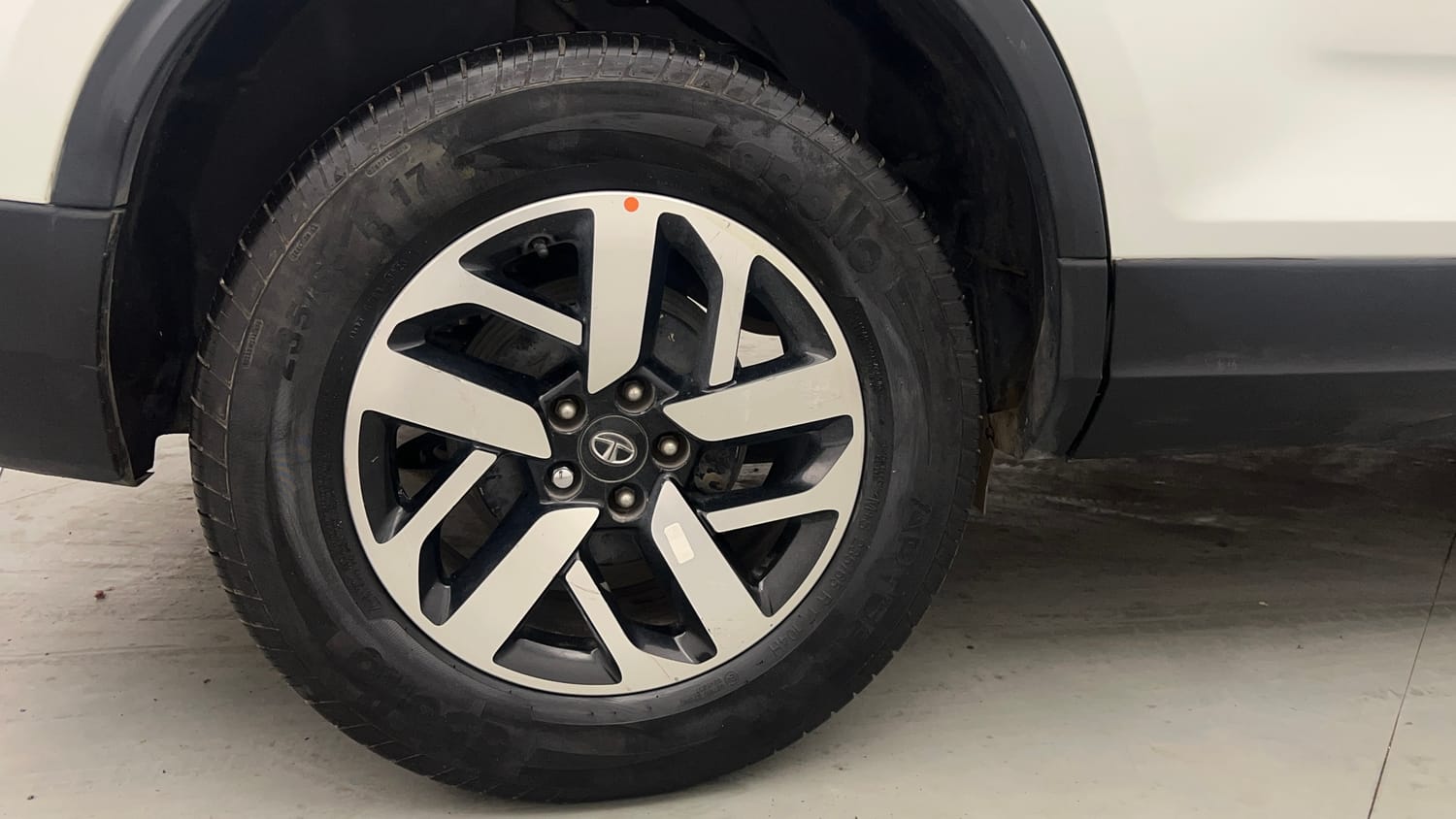 Used 2021 Tata Harrier XZA Plus Diesel Automatic tyres RIGHT REAR TYRE RIM VIEW