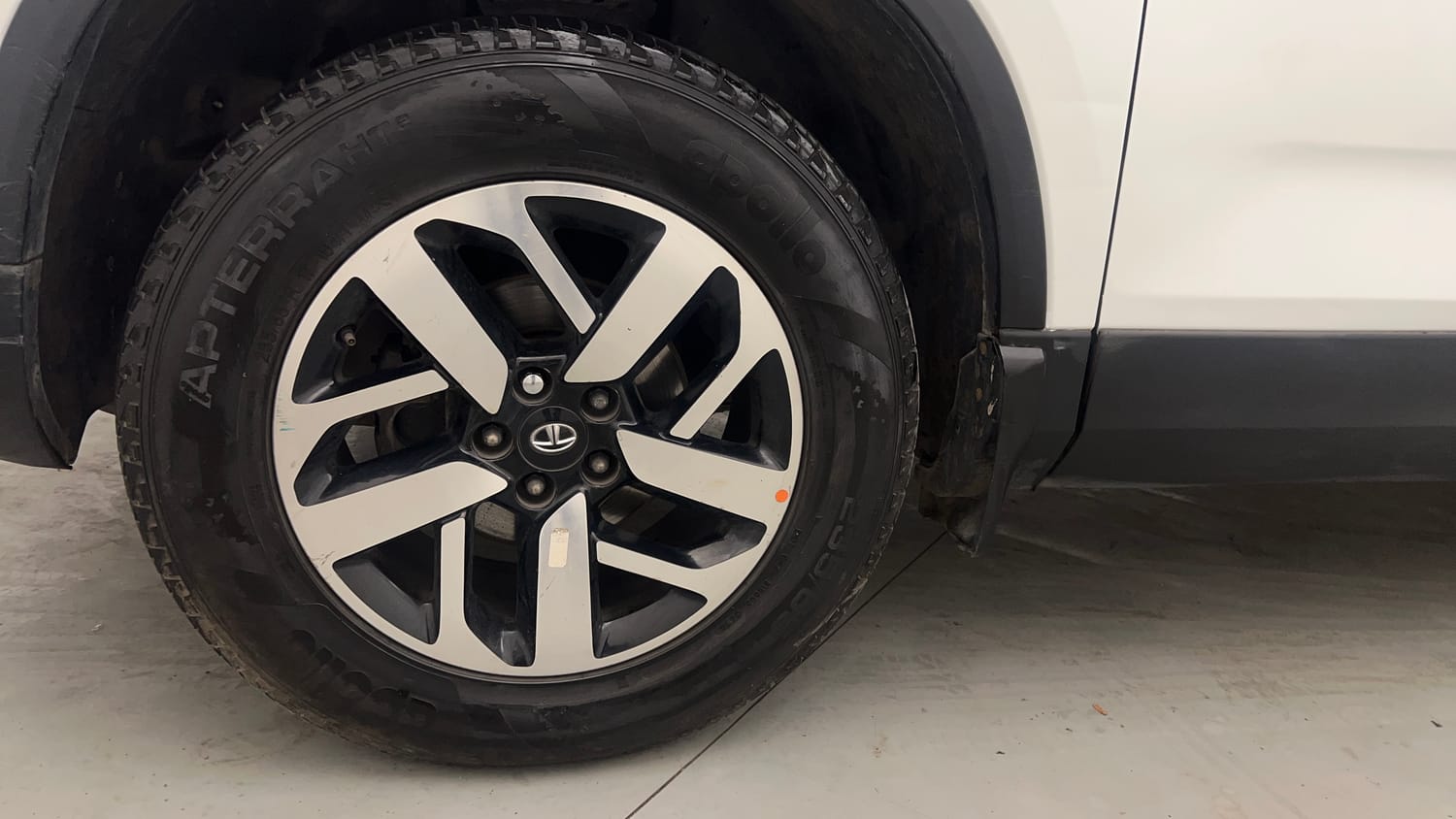 Used 2021 Tata Harrier XZA Plus Diesel Automatic tyres LEFT FRONT TYRE RIM VIEW