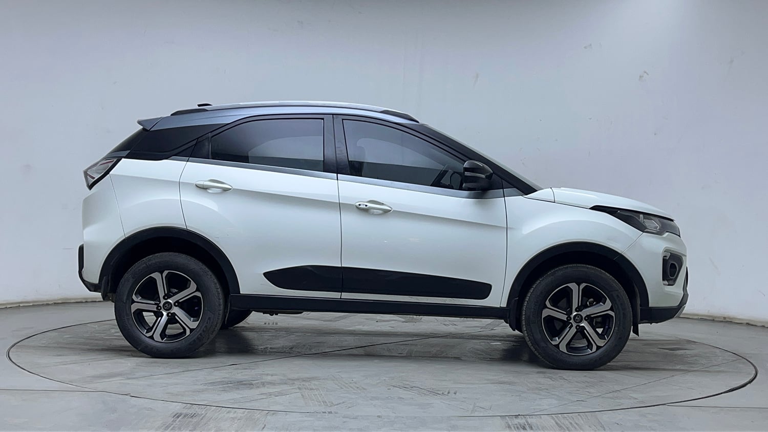 Used 2022 Tata Nexon XZA Plus (O) Dual Tone Petrol Automatic exterior RIGHT SIDE VIEW