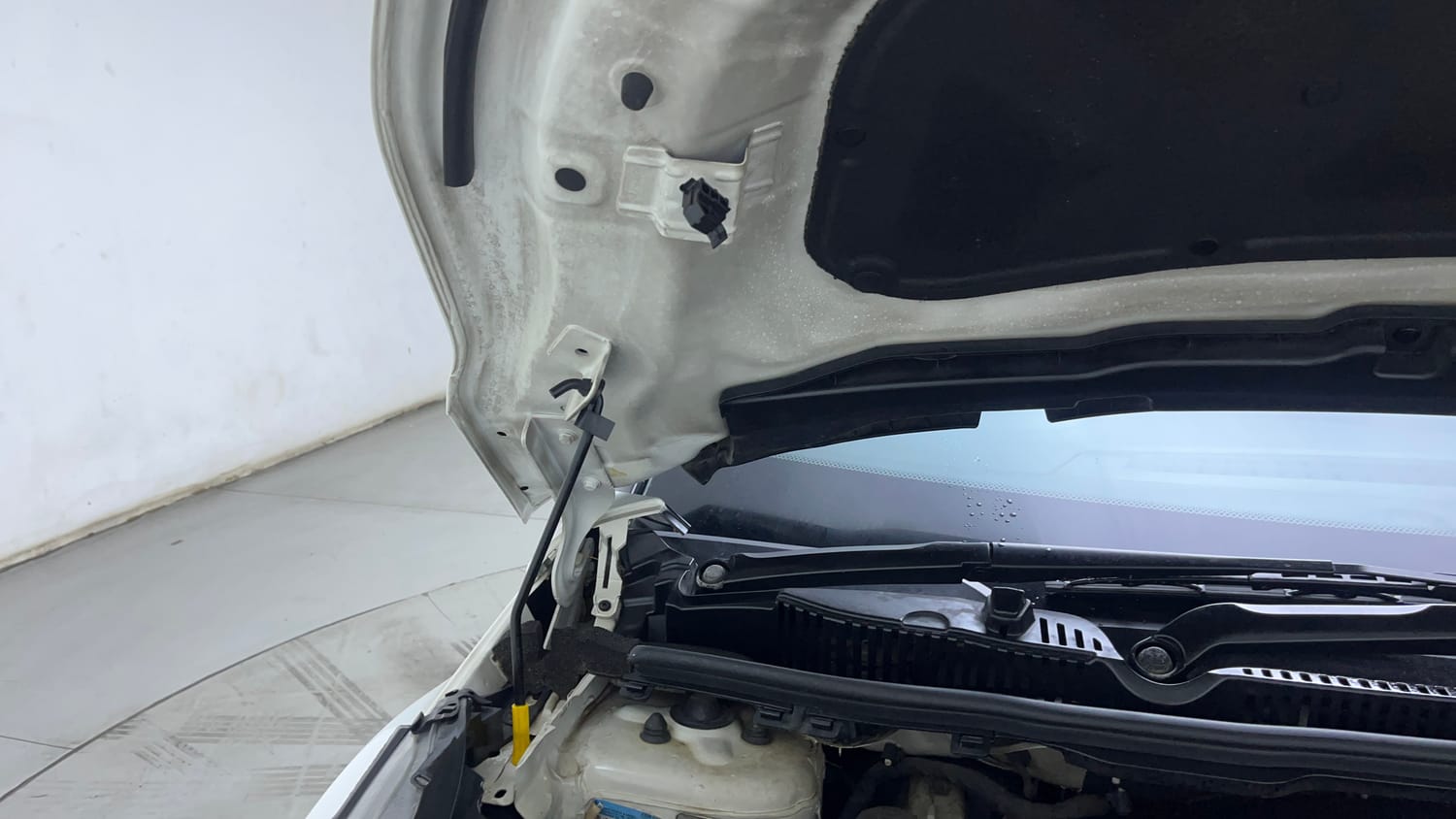 Used 2022 Tata Nexon XZA Plus (O) Dual Tone Petrol Automatic engine ENGINE RIGHT SIDE HINGE & APRON VIEW
