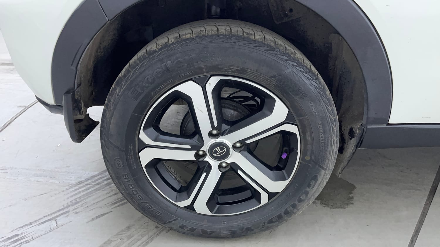 Used 2022 Tata Nexon XZA Plus (O) Dual Tone Petrol Automatic tyres RIGHT REAR TYRE RIM VIEW