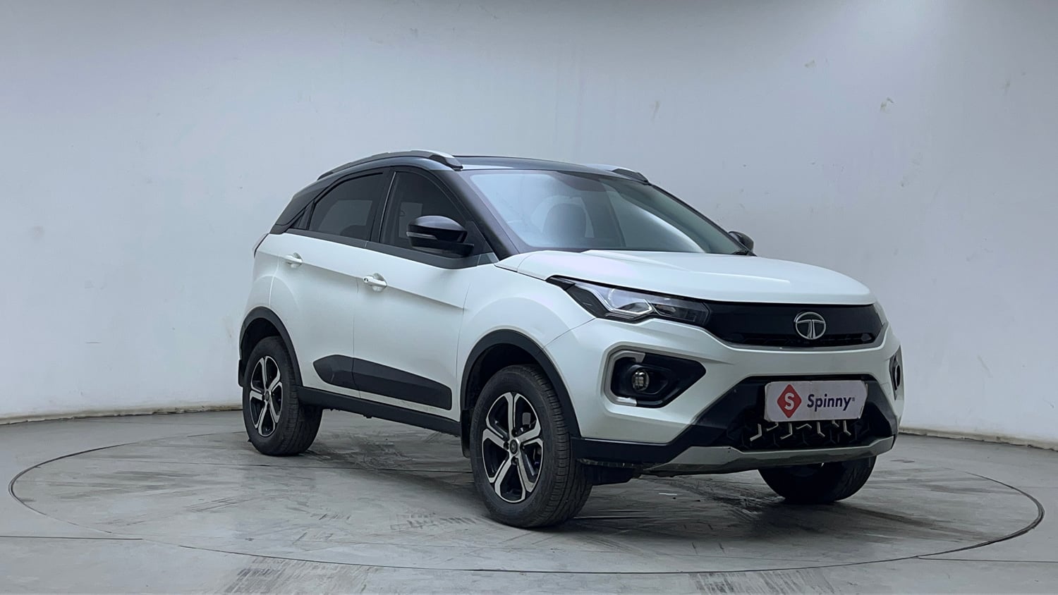 Used 2022 Tata Nexon XZA Plus (O) Dual Tone Petrol Automatic exterior RIGHT FRONT CORNER VIEW