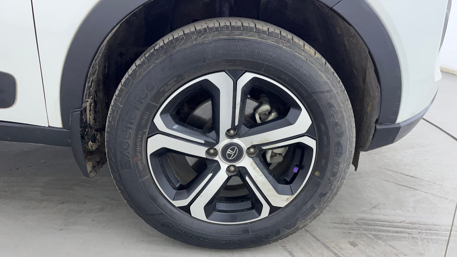 Used 2022 Tata Nexon XZA Plus (O) Dual Tone Petrol Automatic tyres RIGHT FRONT TYRE RIM VIEW