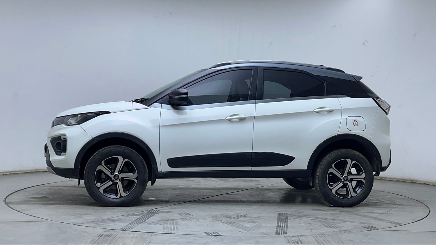 Used 2022 Tata Nexon XZA Plus (O) Dual Tone Petrol Automatic exterior LEFT SIDE VIEW