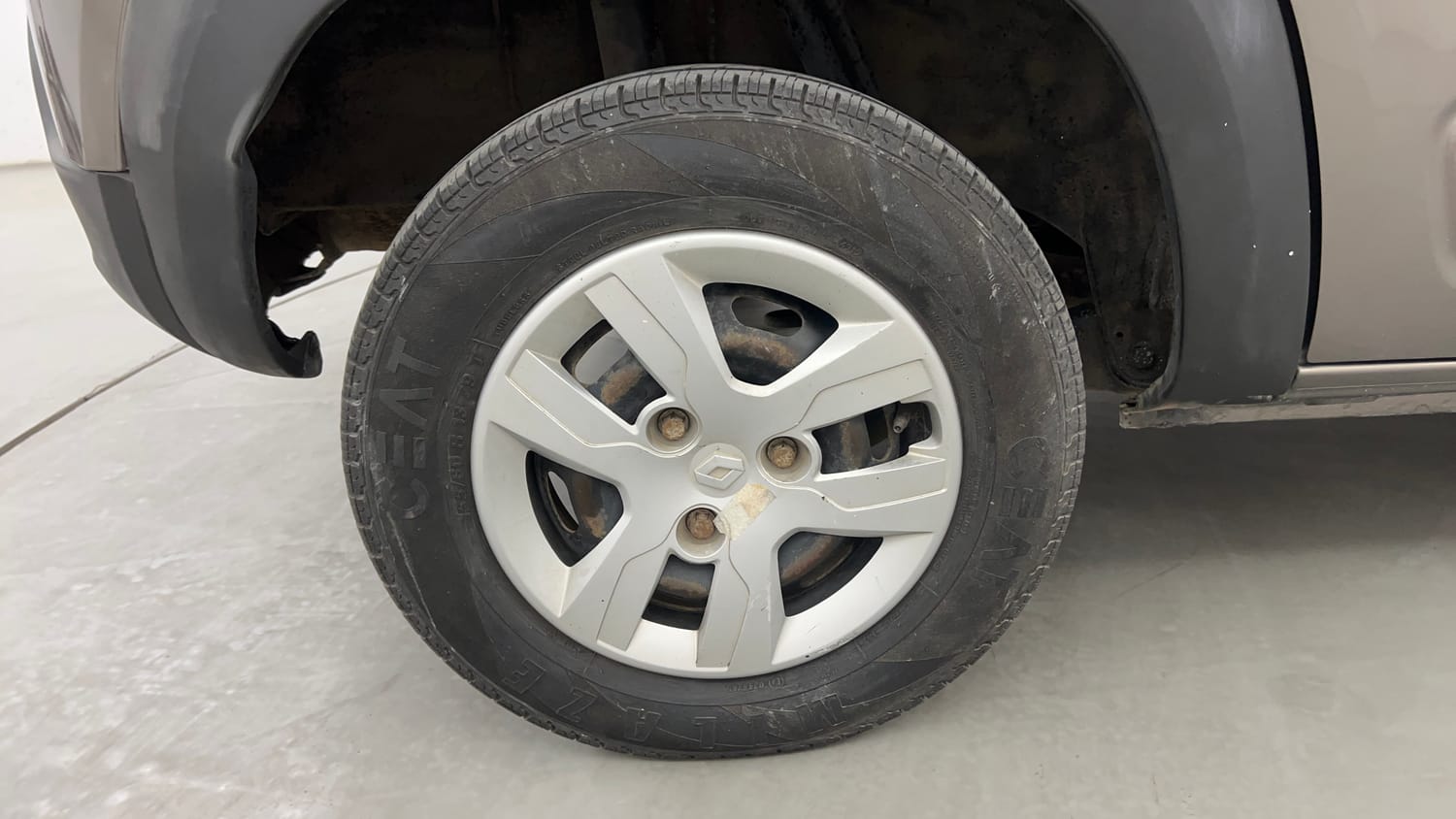 Used 2016 Renault Kwid RXL Petrol Manual tyres RIGHT REAR TYRE RIM VIEW