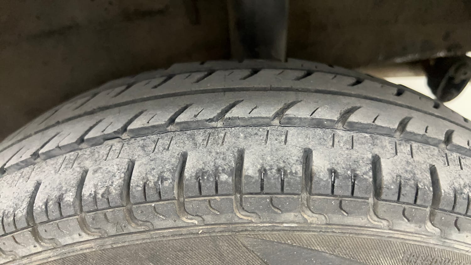 Used 2016 Renault Kwid RXL Petrol Manual tyres LEFT REAR TYRE TREAD VIEW