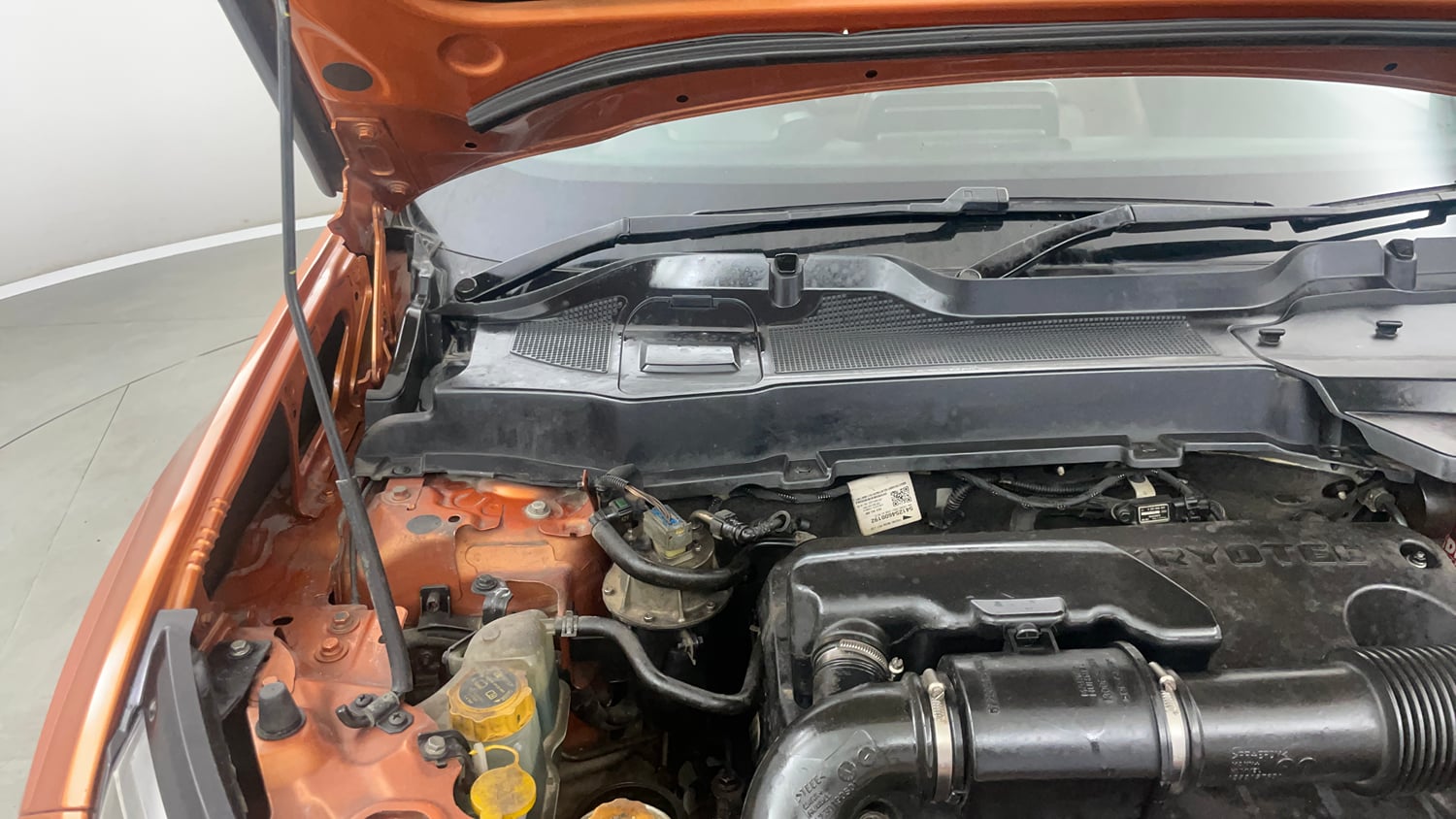 Used 2019 Tata Harrier XZ Diesel Manual engine ENGINE LEFT SIDE HINGE & APRON VIEW