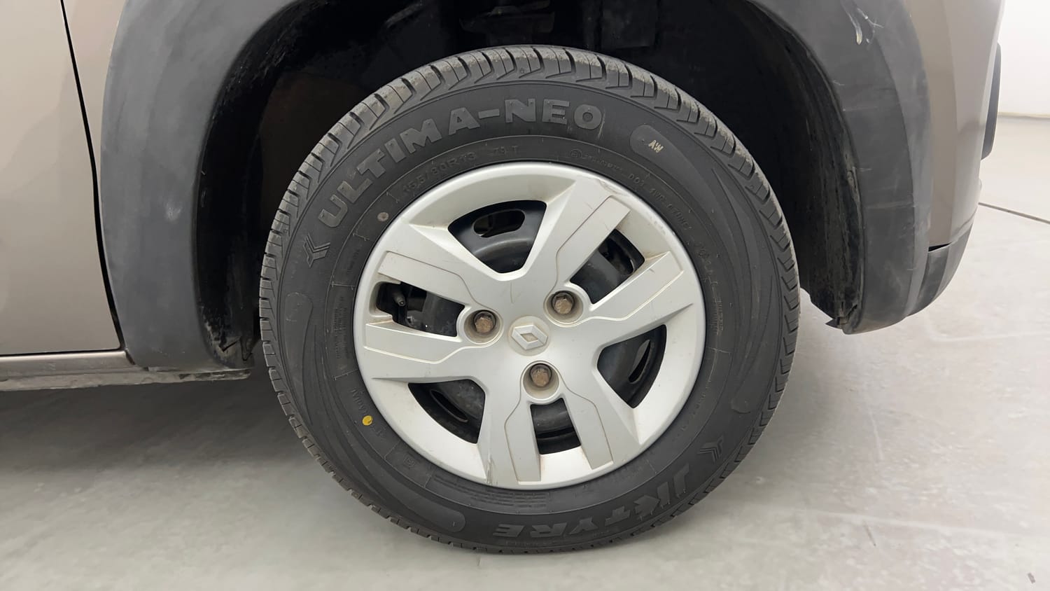 Used 2016 Renault Kwid RXL Petrol Manual tyres RIGHT FRONT TYRE RIM VIEW