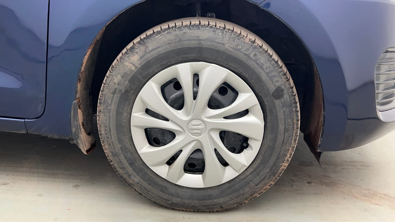 Used 2022 Maruti Suzuki Swift VXi Petrol Manual tyres RIGHT FRONT TYRE RIM VIEW