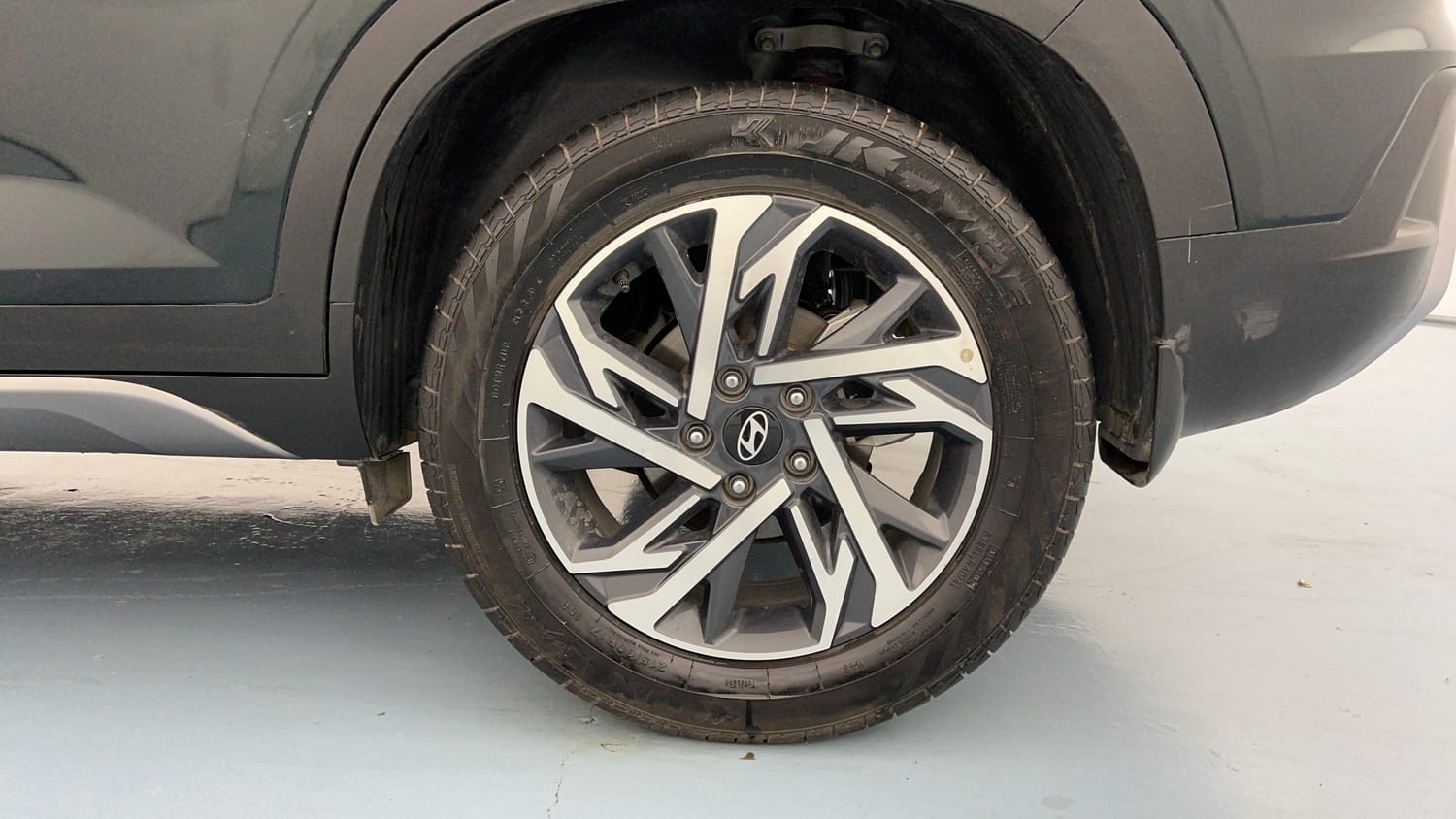 Used 2024 Hyundai Creta 1.5 MPi Petrol IVT SX(O) Petrol Automatic tyres LEFT REAR TYRE RIM VIEW