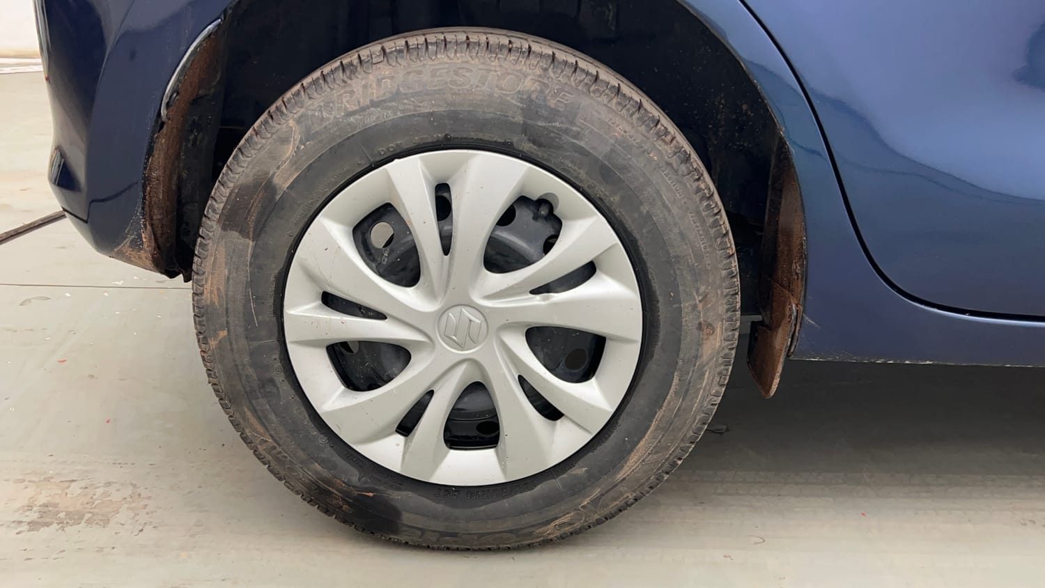 Used 2022 Maruti Suzuki Swift VXi Petrol Manual tyres RIGHT REAR TYRE RIM VIEW