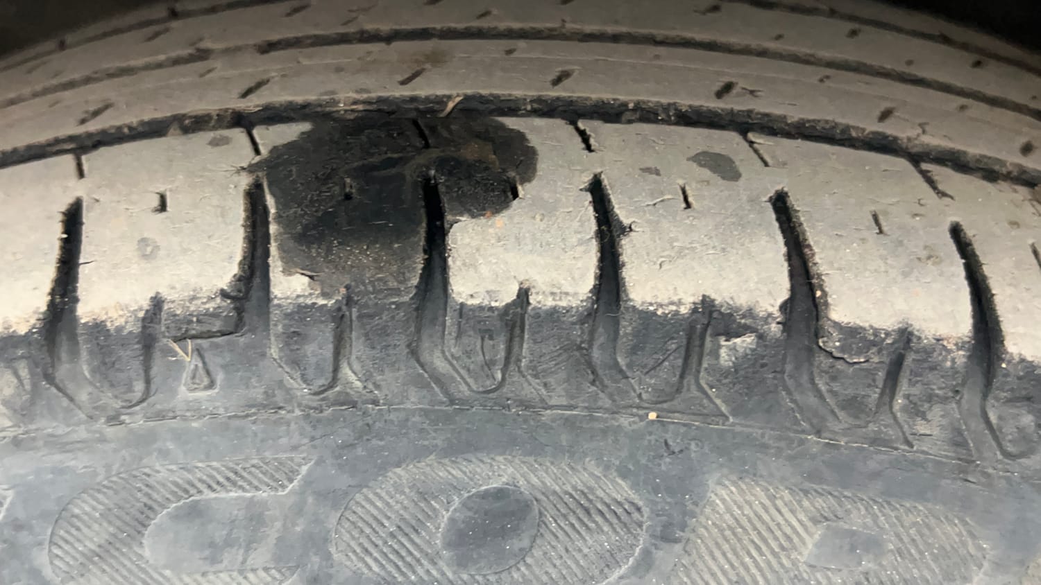 Used 2022 Maruti Suzuki Swift VXi Petrol Manual tyres LEFT FRONT TYRE TREAD VIEW