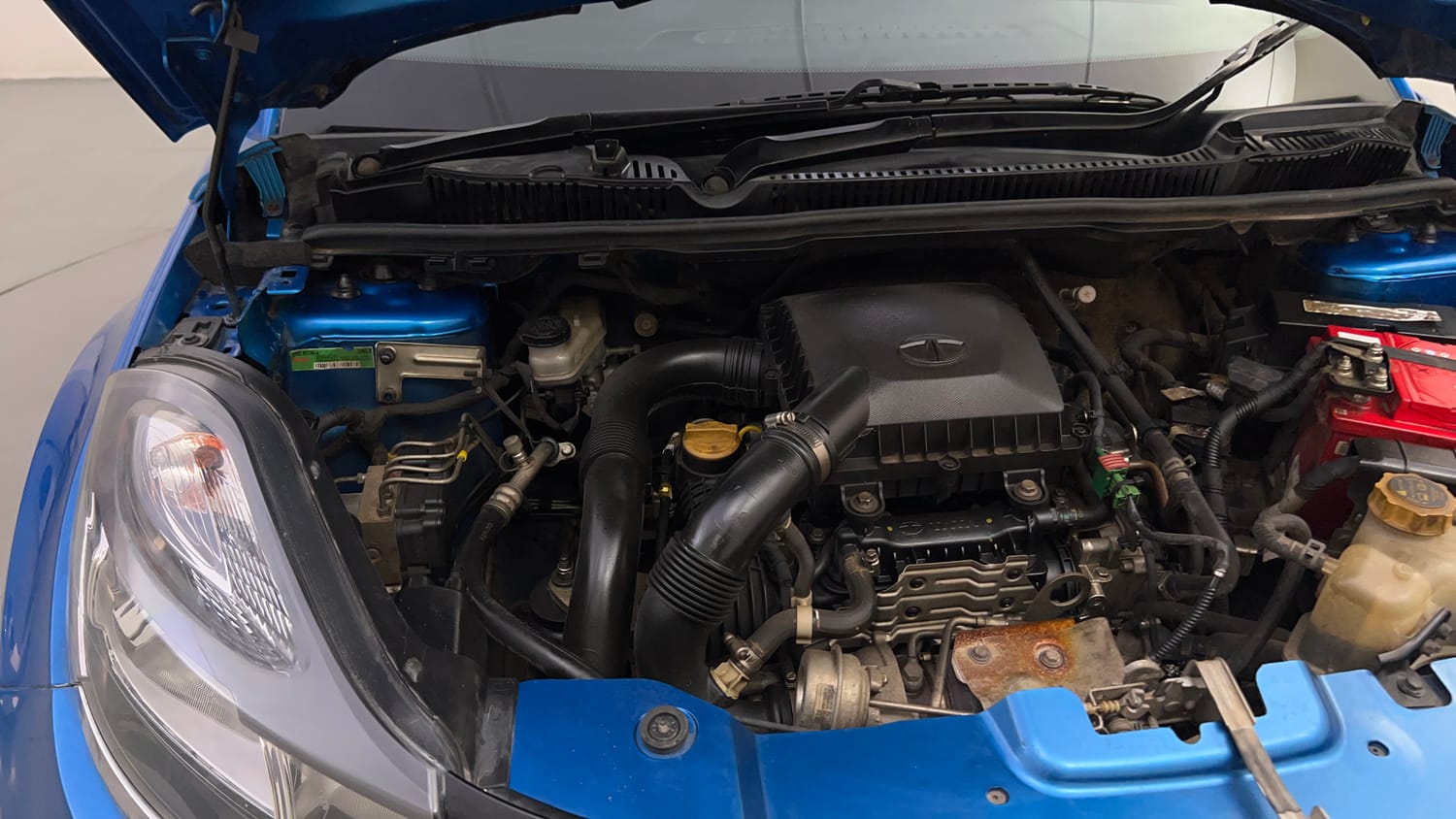 Used 2018 Tata Nexon XMA Petrol Petrol Automatic engine ENGINE RIGHT SIDE HINGE & APRON VIEW