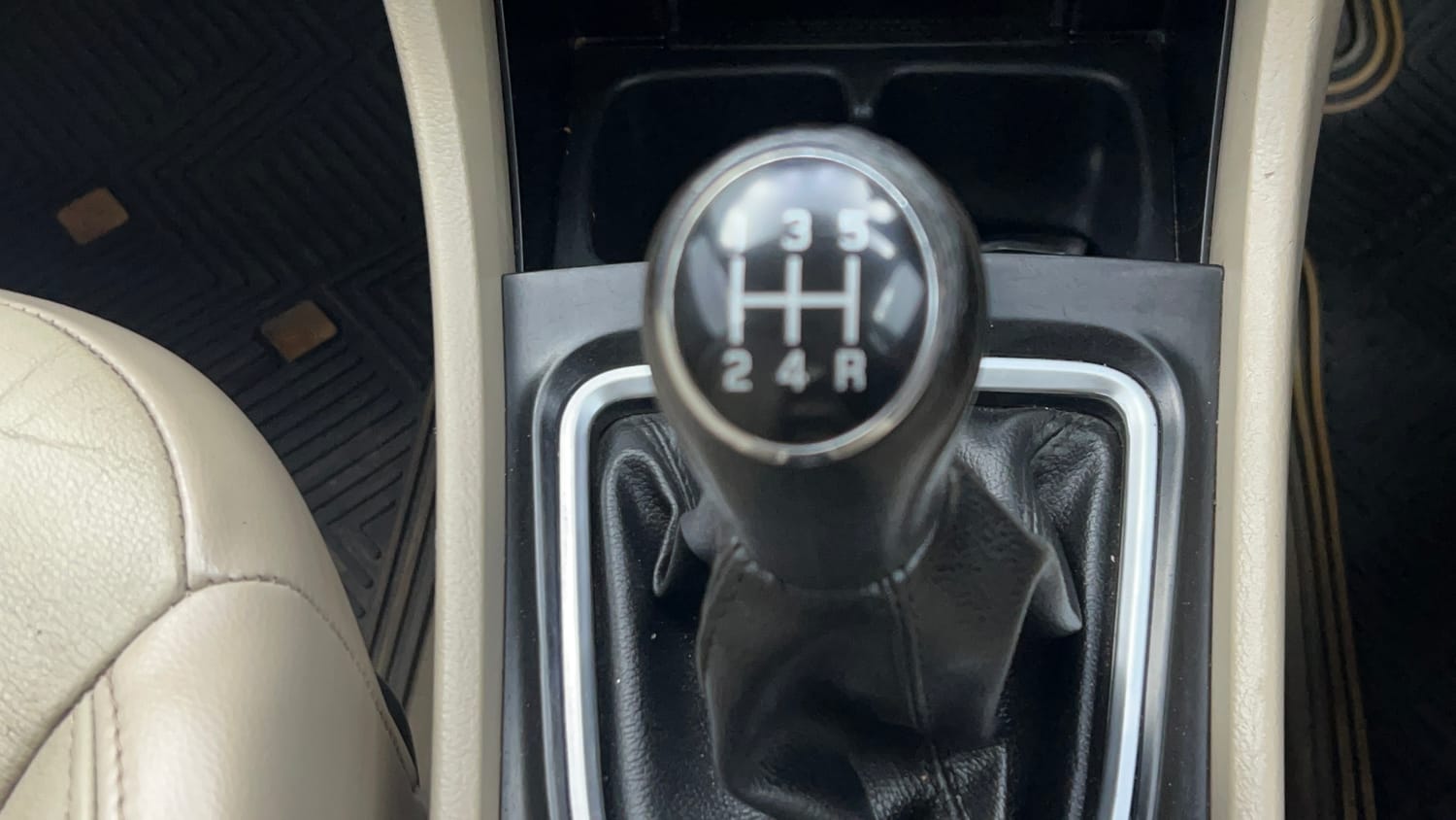 Used 2019 Maruti Suzuki Ciaz Alpha Hybrid 1.5 Petrol Manual interior GEAR  KNOB VIEW