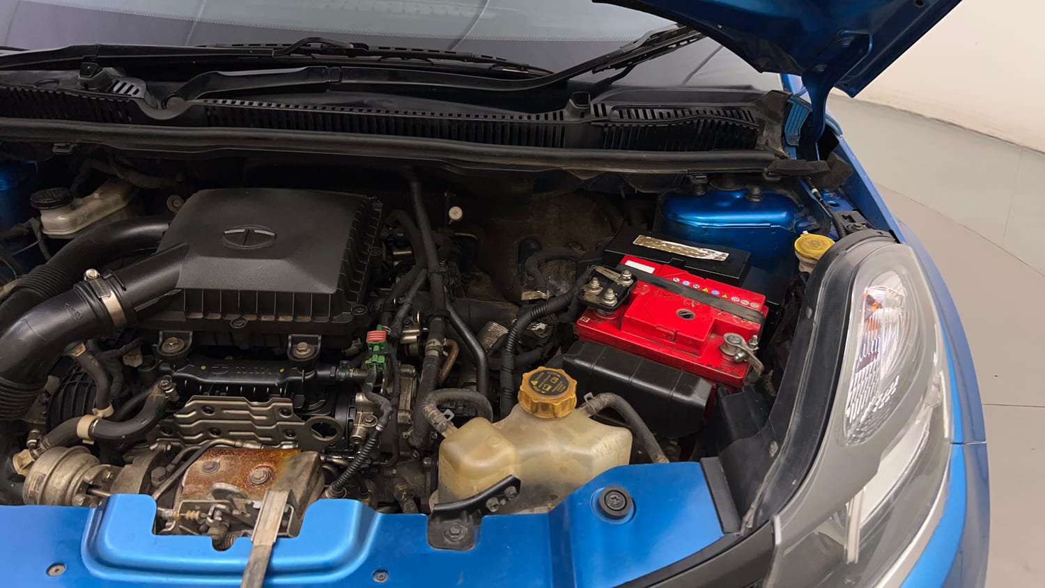 Used 2018 Tata Nexon XMA Petrol Petrol Automatic engine ENGINE LEFT SIDE HINGE & APRON VIEW