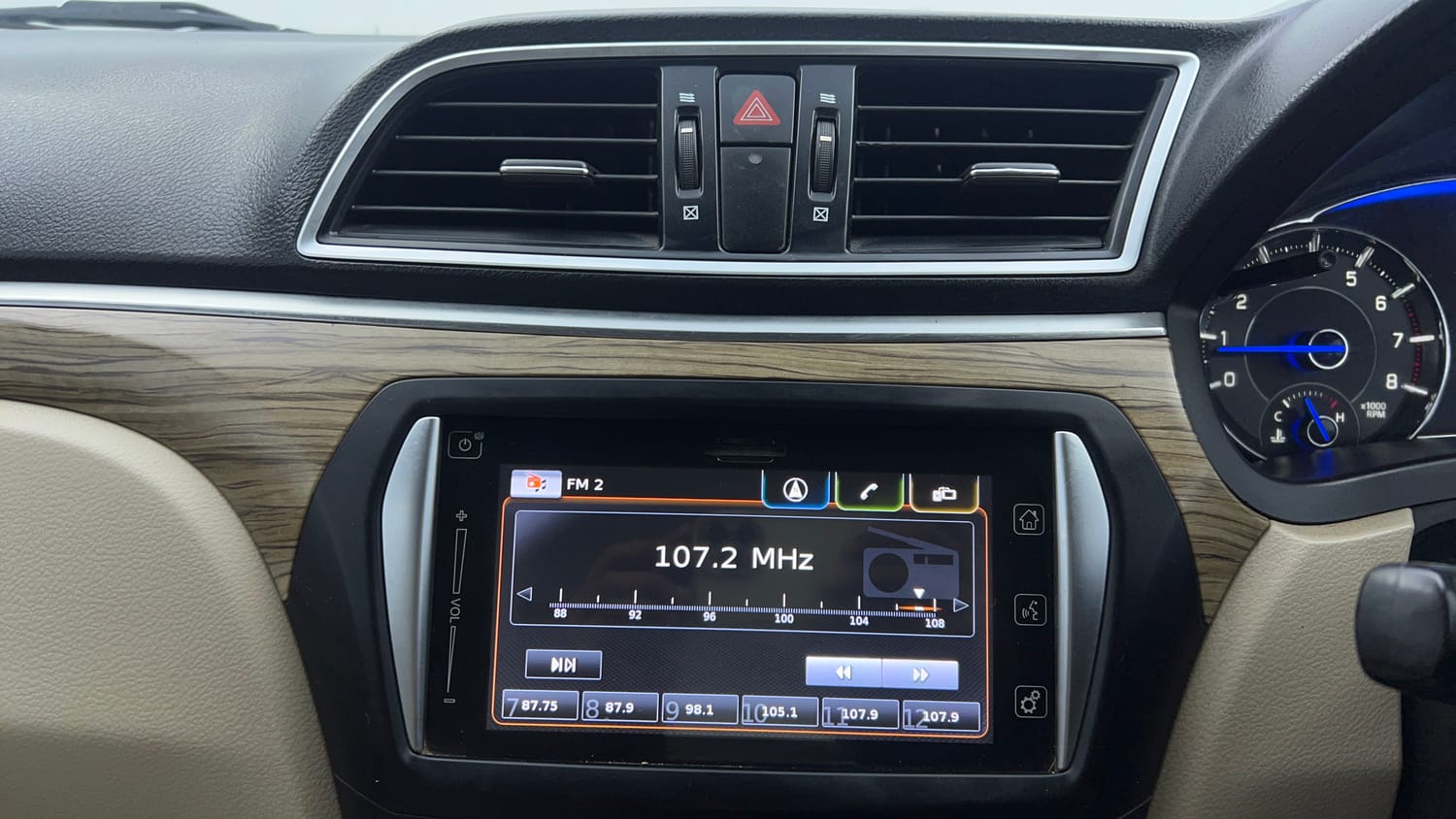 Used 2019 Maruti Suzuki Ciaz Alpha Hybrid 1.5 Petrol Manual top_features Touch screen infotainment system