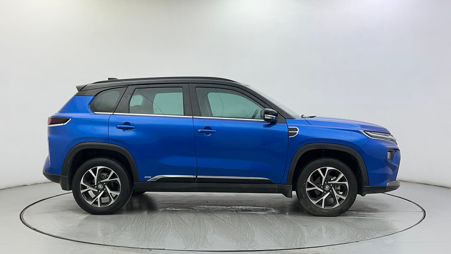Used 2023 Toyota Urban Cruiser Hyryder V Neodrive AWD Dual tone Petrol Manual exterior RIGHT SIDE VIEW