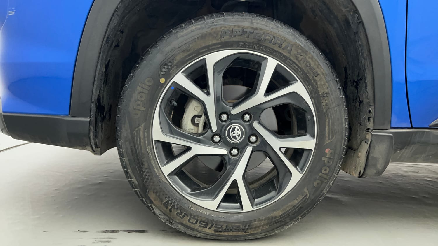 Used 2023 Toyota Urban Cruiser Hyryder V Neodrive AWD Dual tone Petrol Manual tyres LEFT FRONT TYRE RIM VIEW