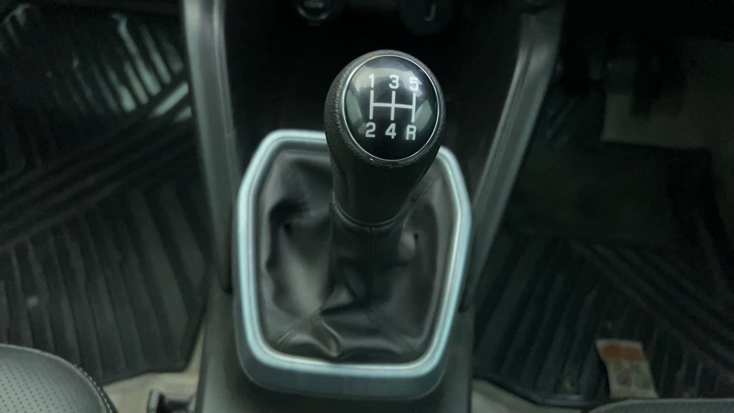 Used 2023 Toyota Urban Cruiser Hyryder V Neodrive AWD Dual tone Petrol Manual interior GEAR  KNOB VIEW