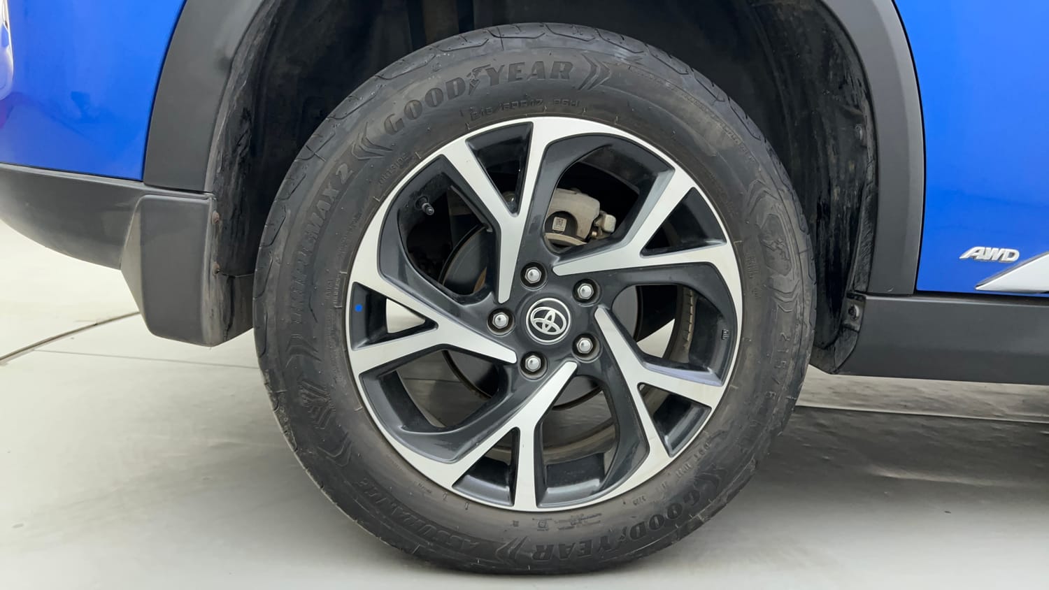 Used 2023 Toyota Urban Cruiser Hyryder V Neodrive AWD Dual tone Petrol Manual tyres RIGHT REAR TYRE RIM VIEW