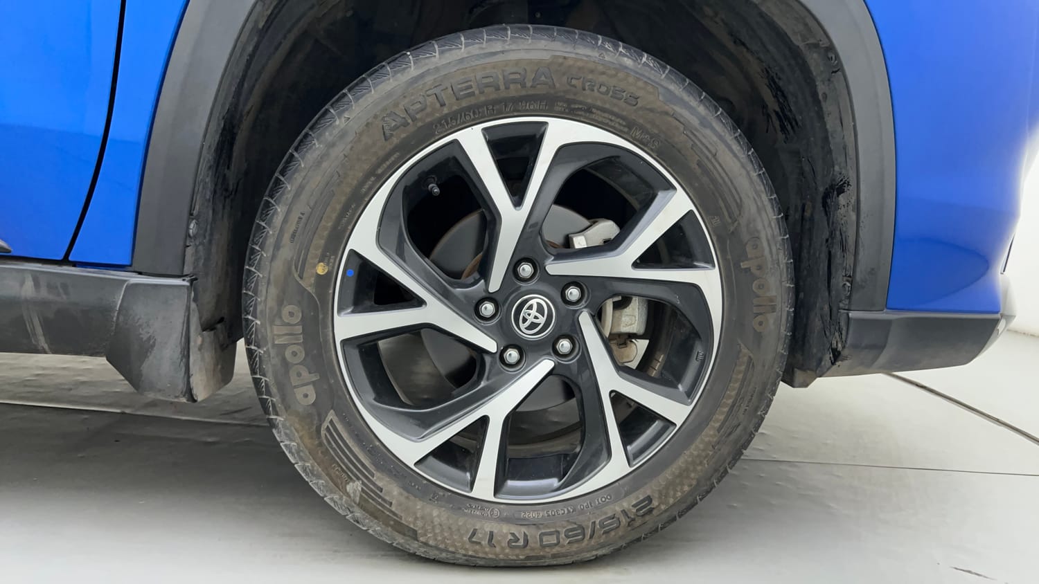 Used 2023 Toyota Urban Cruiser Hyryder V Neodrive AWD Dual tone Petrol Manual tyres RIGHT FRONT TYRE RIM VIEW