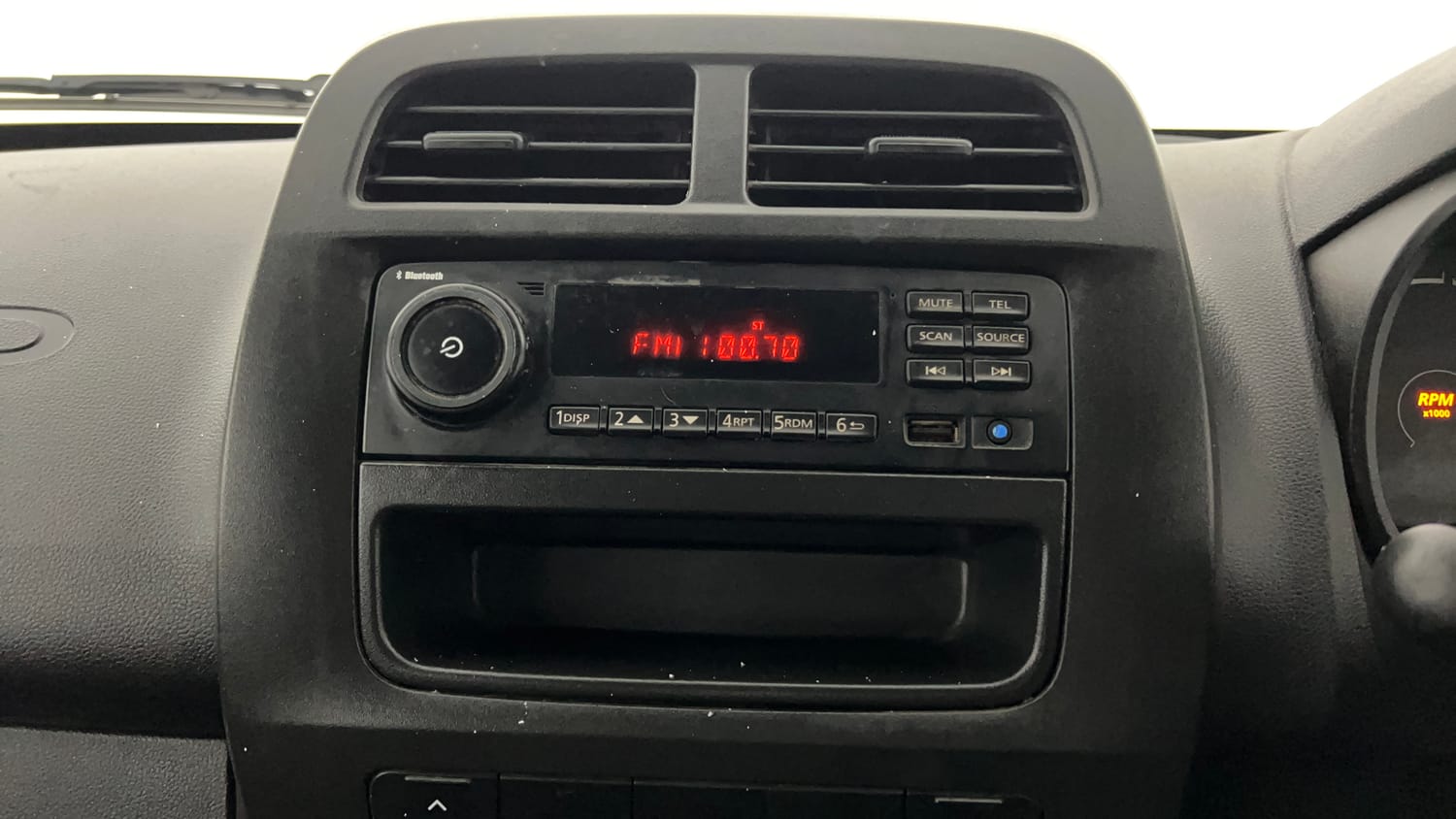 Used 2020 Renault Kwid RXL 1.0 MT Petrol Manual top_features Integrated (in-dash) music system