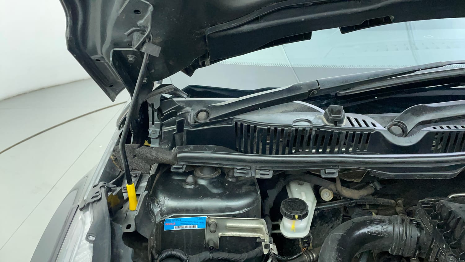 Used 2023 Tata Nexon XZ Plus (S) Petrol Manual engine ENGINE RIGHT SIDE HINGE & APRON VIEW