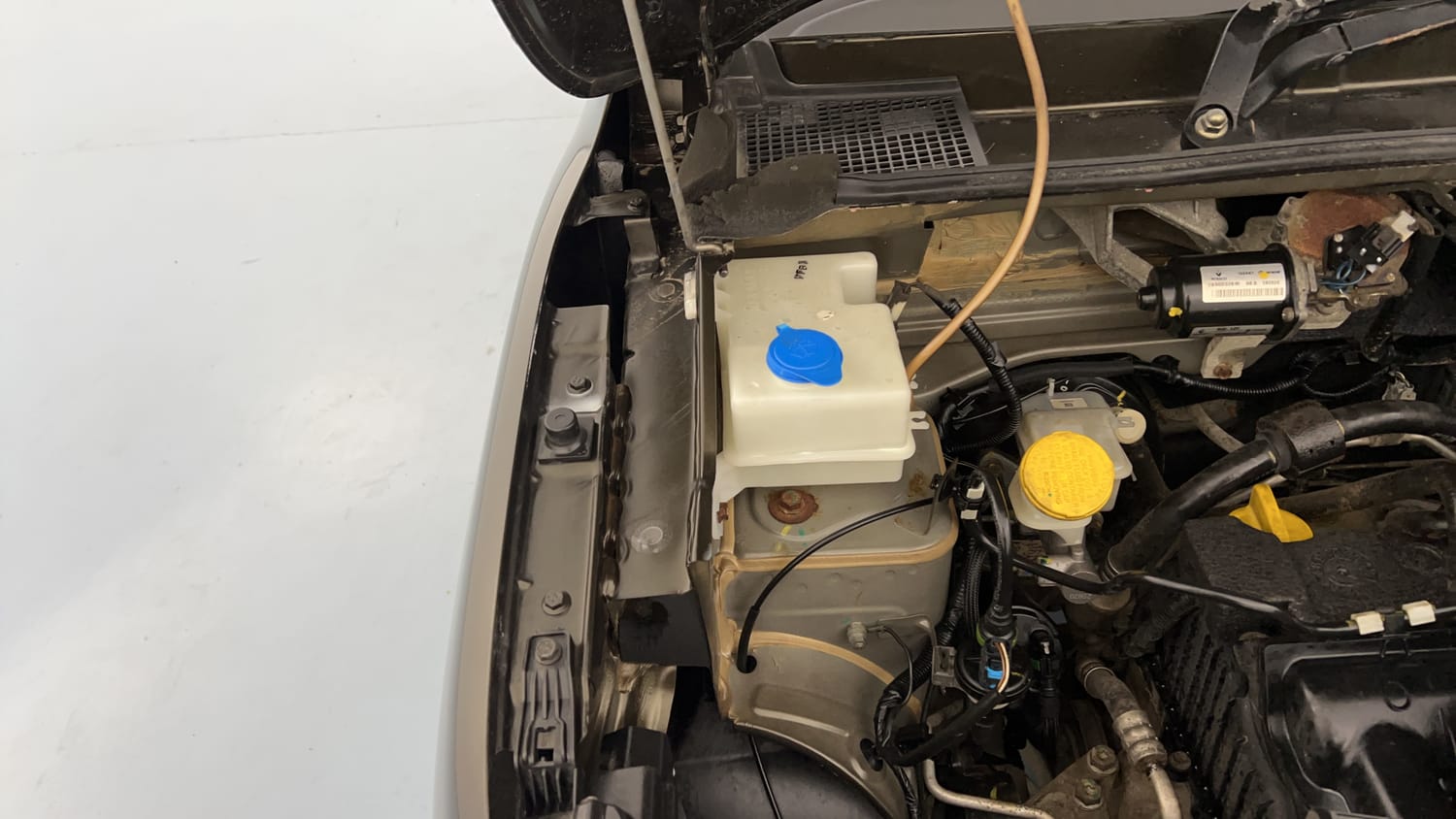 Used 2020 Renault Kwid RXL 1.0 MT Petrol Manual engine ENGINE RIGHT SIDE HINGE & APRON VIEW