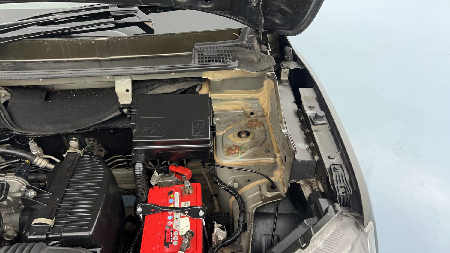 Used 2020 Renault Kwid RXL 1.0 MT Petrol Manual engine ENGINE LEFT SIDE HINGE & APRON VIEW