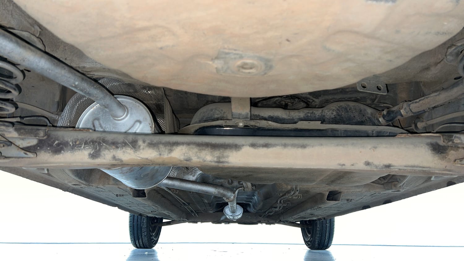 Used 2020 Renault Kwid RXL 1.0 MT Petrol Manual extra REAR UNDERBODY VIEW (TAKEN FROM REAR)
