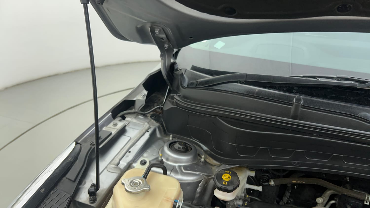 Used 2021 Kia Seltos GTX Plus 1.4 DCT Petrol Automatic engine ENGINE RIGHT SIDE HINGE & APRON VIEW
