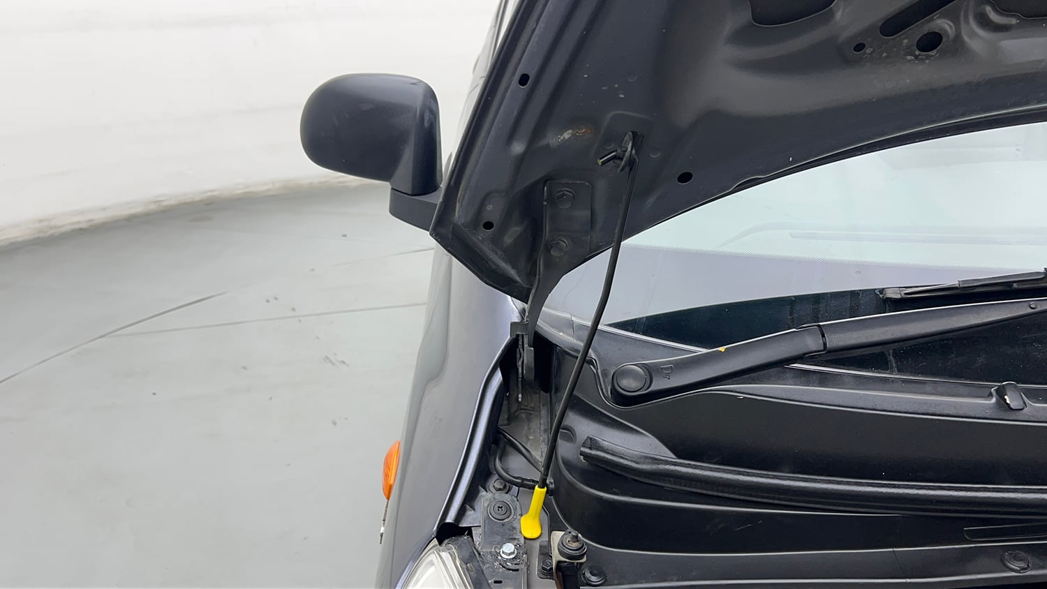 Used 2014 Hyundai i10 Magna 1.1 iRDE2 Petrol Manual engine ENGINE RIGHT SIDE HINGE & APRON VIEW