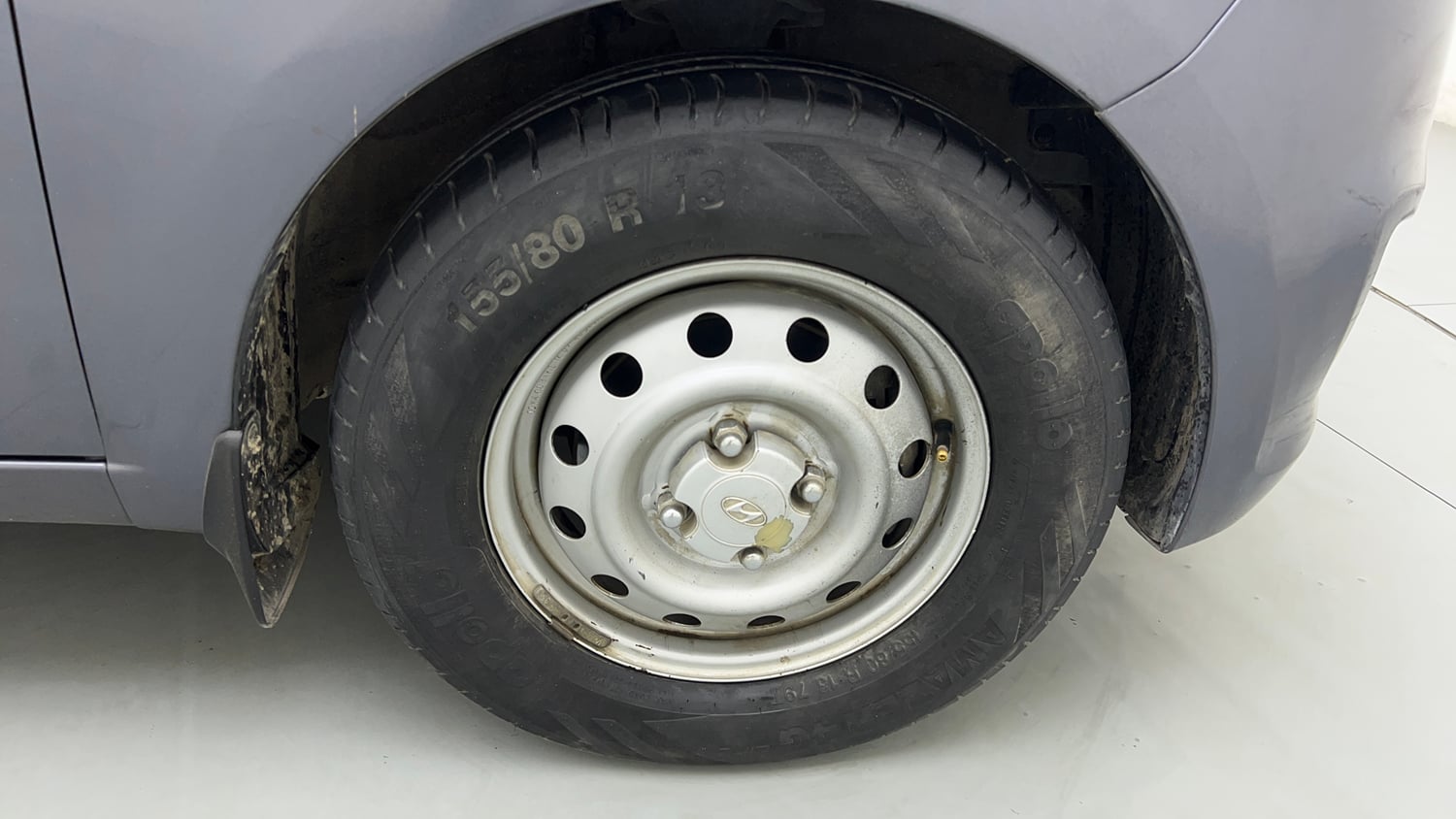 Used 2014 Hyundai i10 Magna 1.1 iRDE2 Petrol Manual tyres RIGHT FRONT TYRE RIM VIEW