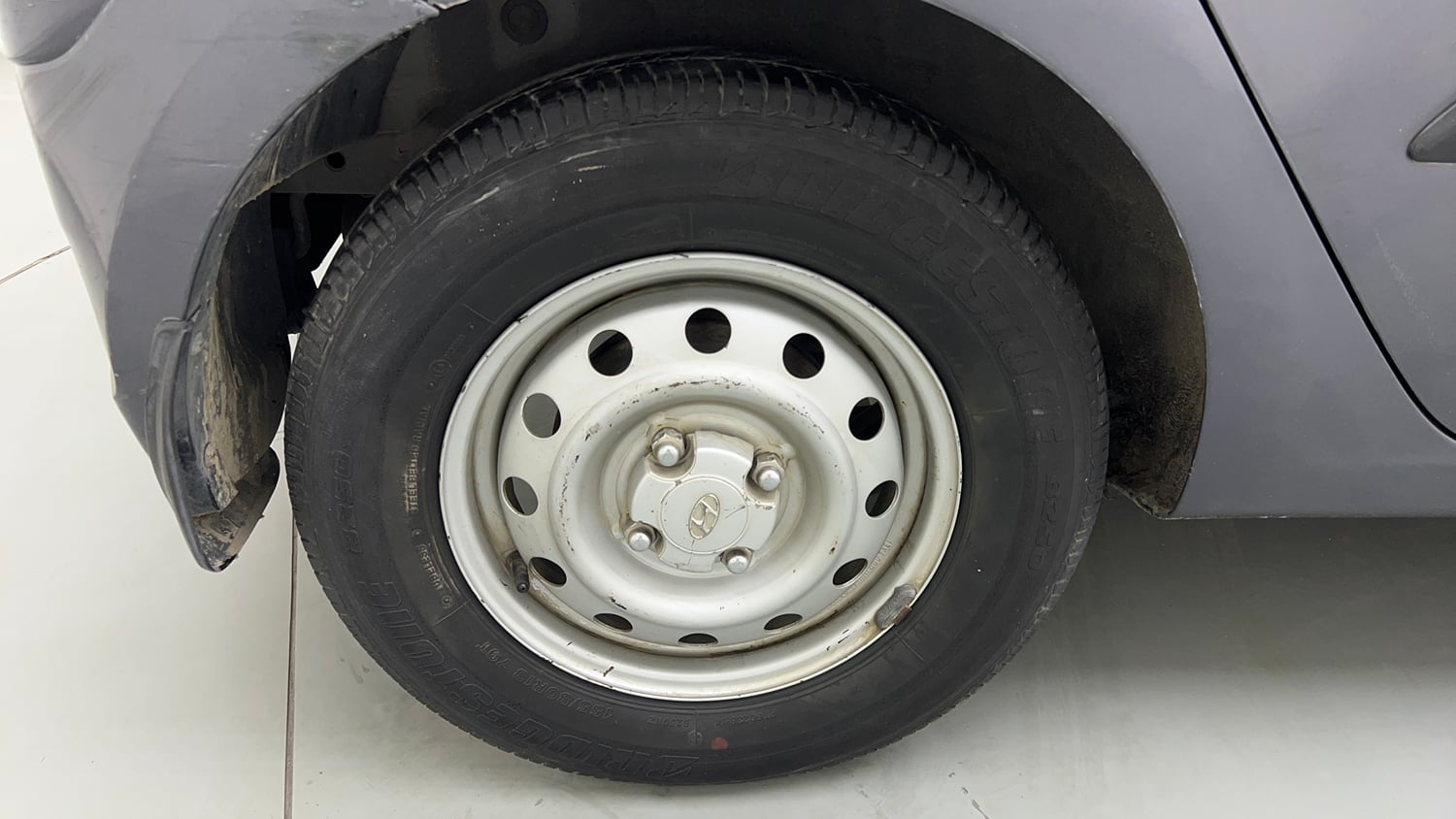 Used 2014 Hyundai i10 Magna 1.1 iRDE2 Petrol Manual tyres RIGHT REAR TYRE RIM VIEW
