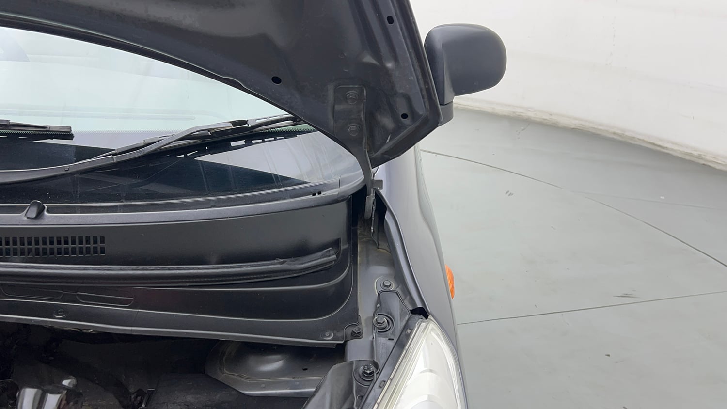Used 2014 Hyundai i10 Magna 1.1 iRDE2 Petrol Manual engine ENGINE LEFT SIDE HINGE & APRON VIEW