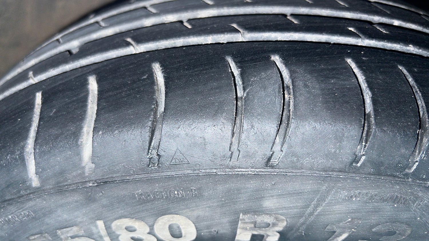 Used 2014 Hyundai i10 Magna 1.1 iRDE2 Petrol Manual tyres RIGHT FRONT TYRE TREAD VIEW