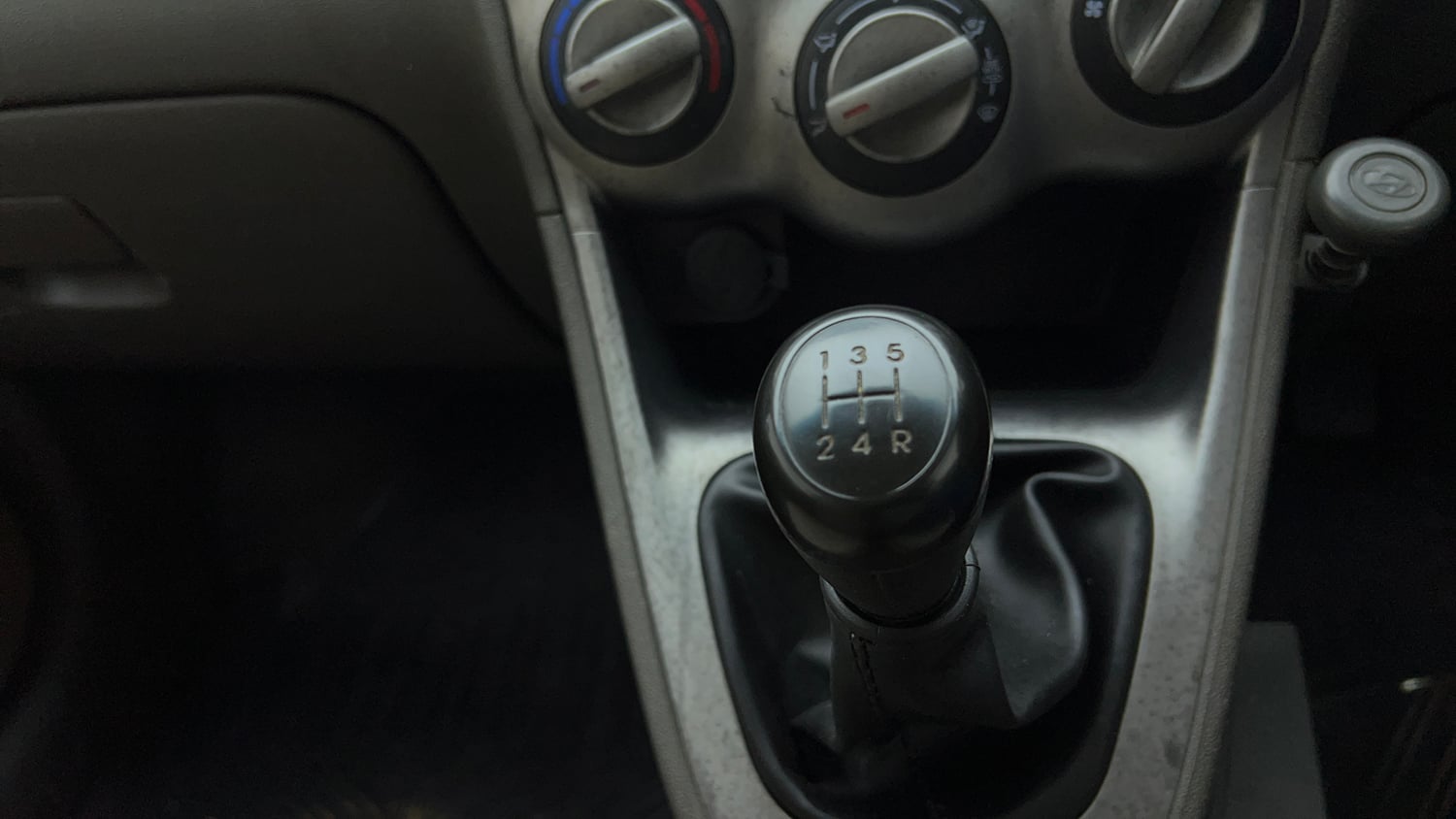 Used 2014 Hyundai i10 Magna 1.1 iRDE2 Petrol Manual interior GEAR  KNOB VIEW