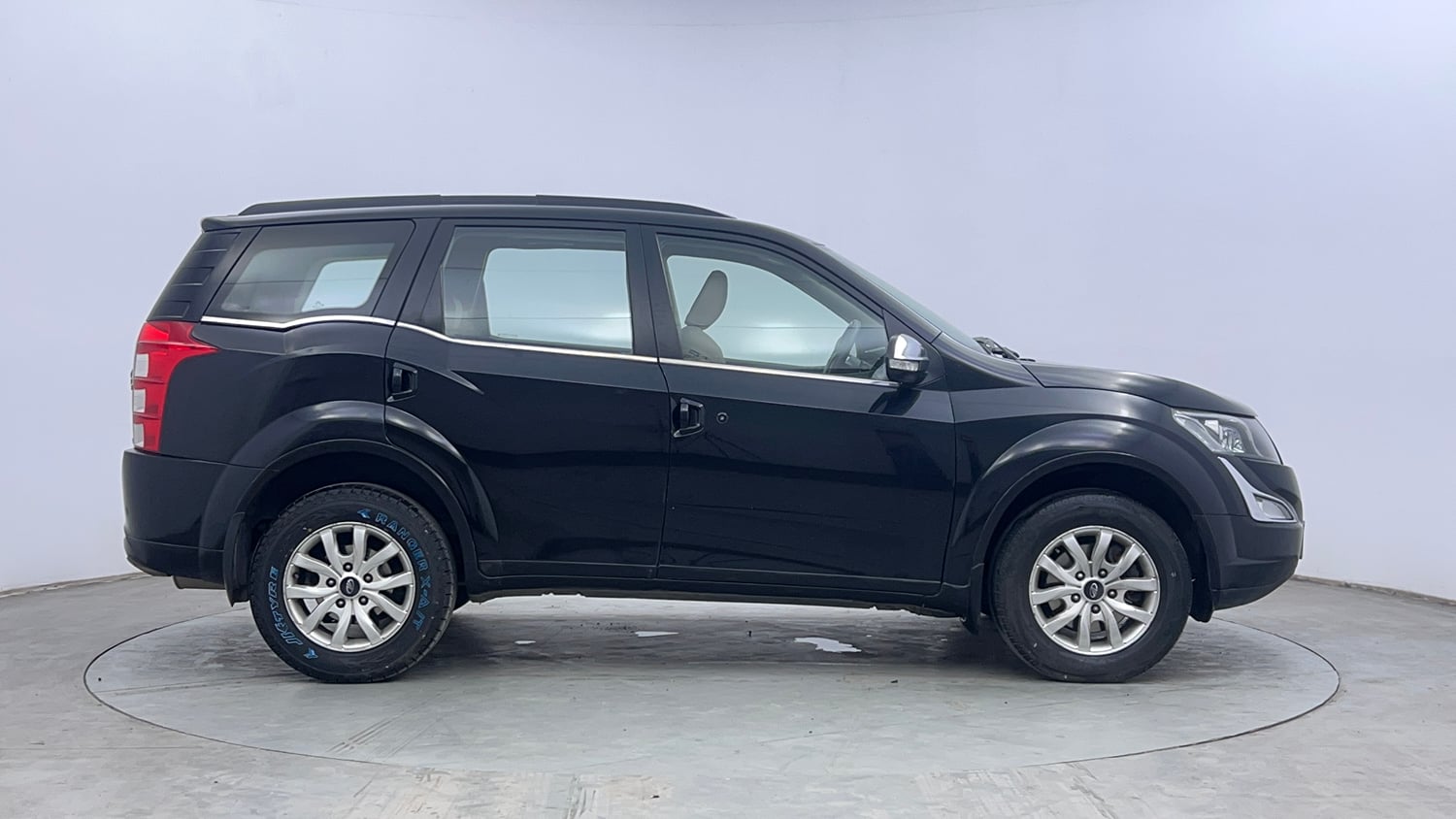 Used 2016 Mahindra XUV500 W10 Diesel Manual exterior RIGHT SIDE VIEW