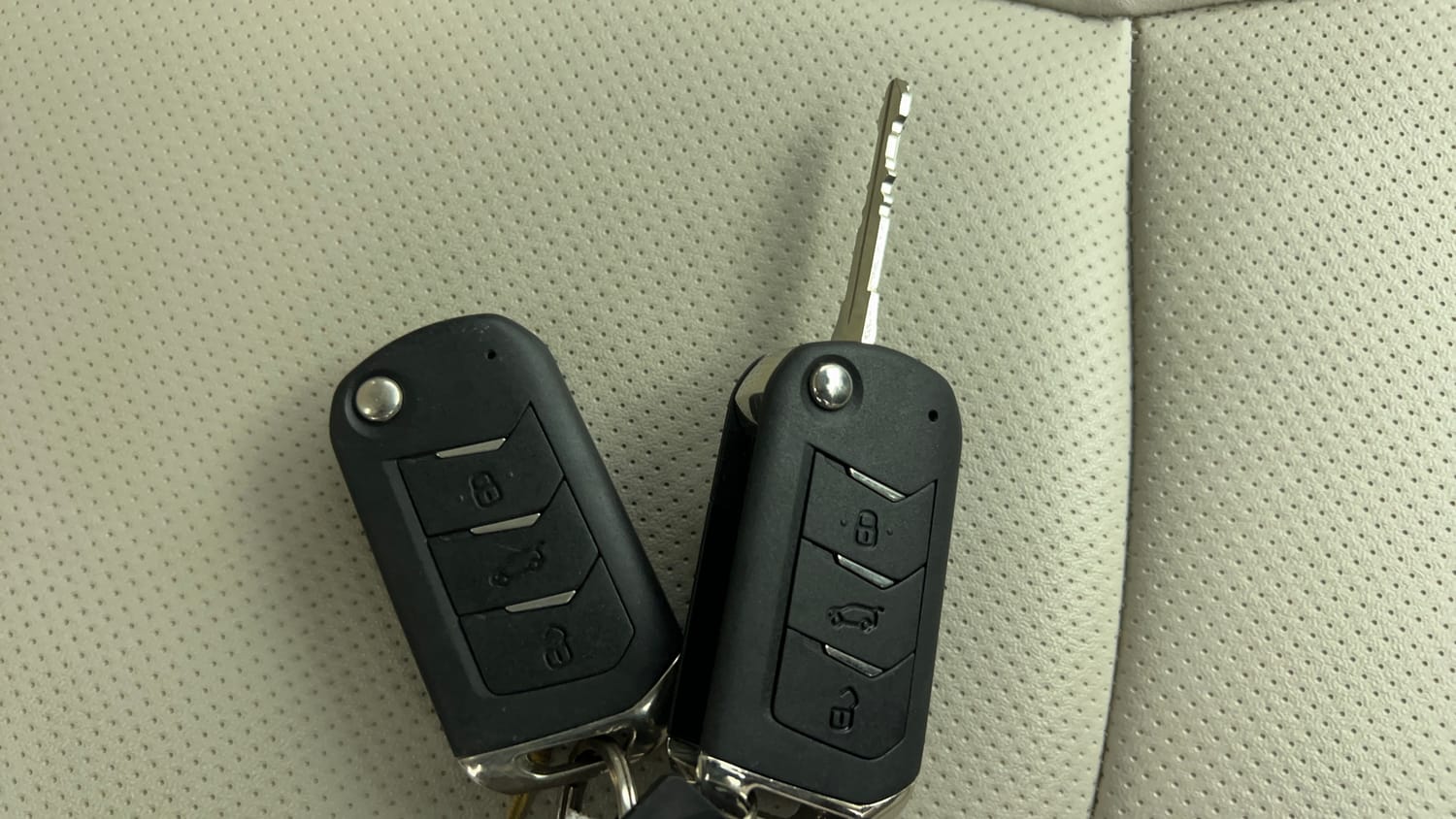 Used 2022 Mahindra XUV 300 W8 (O) 1.2 Petrol AMT Petrol Automatic extra CAR KEY VIEW